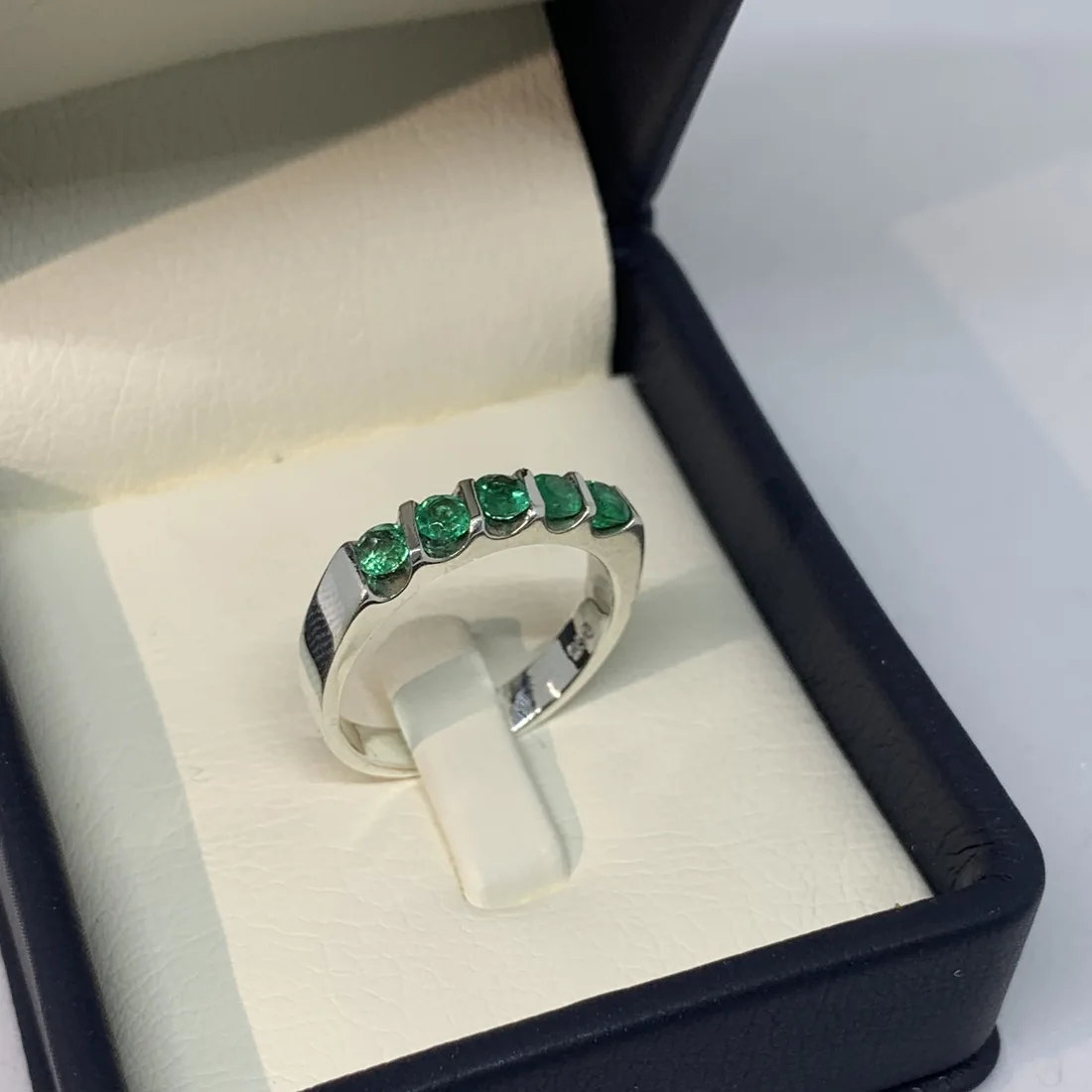 Anillo en oro blanco con esmeraldas engastadas en canal