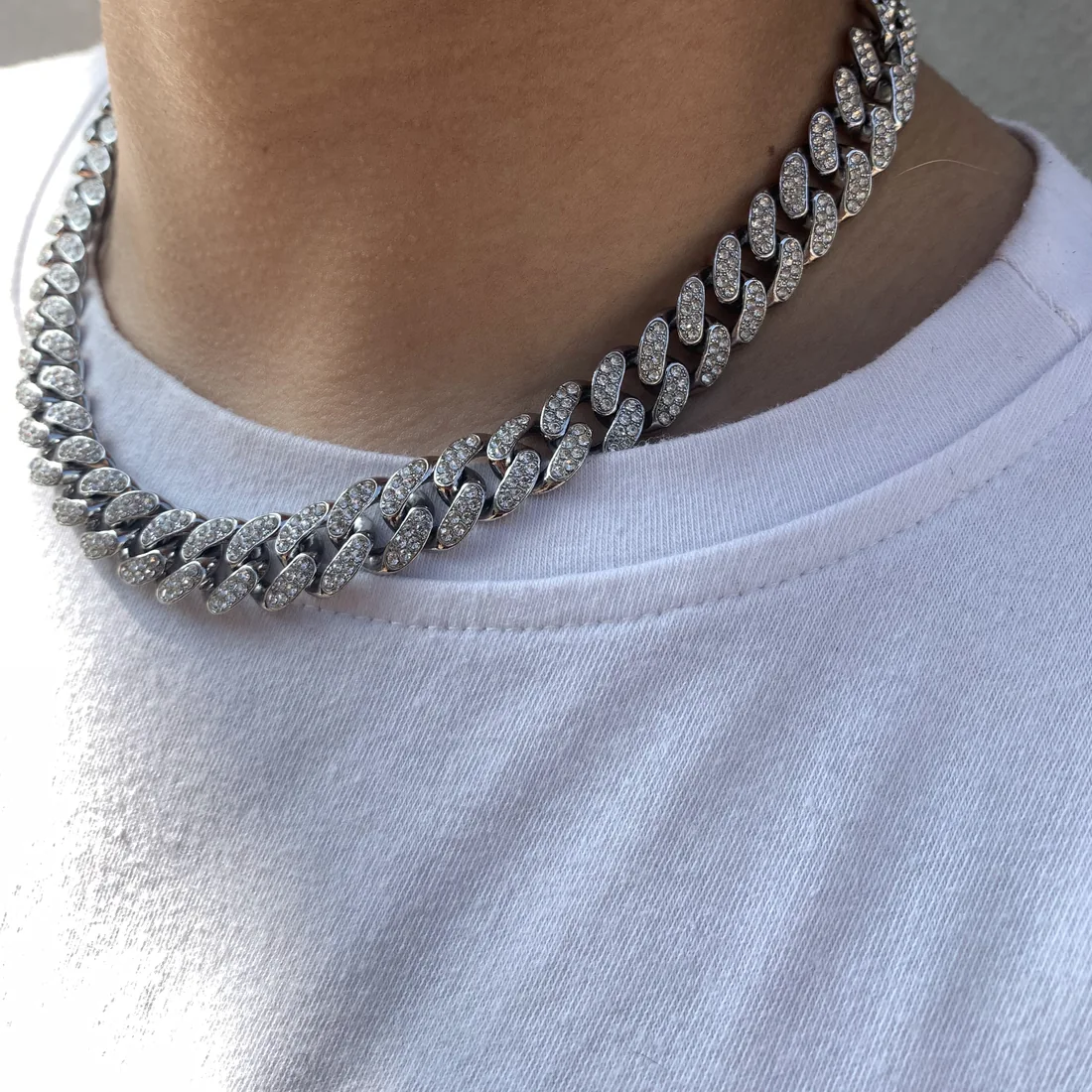 Cadena en oro blanco con piedras engastadas en cada eslabón
