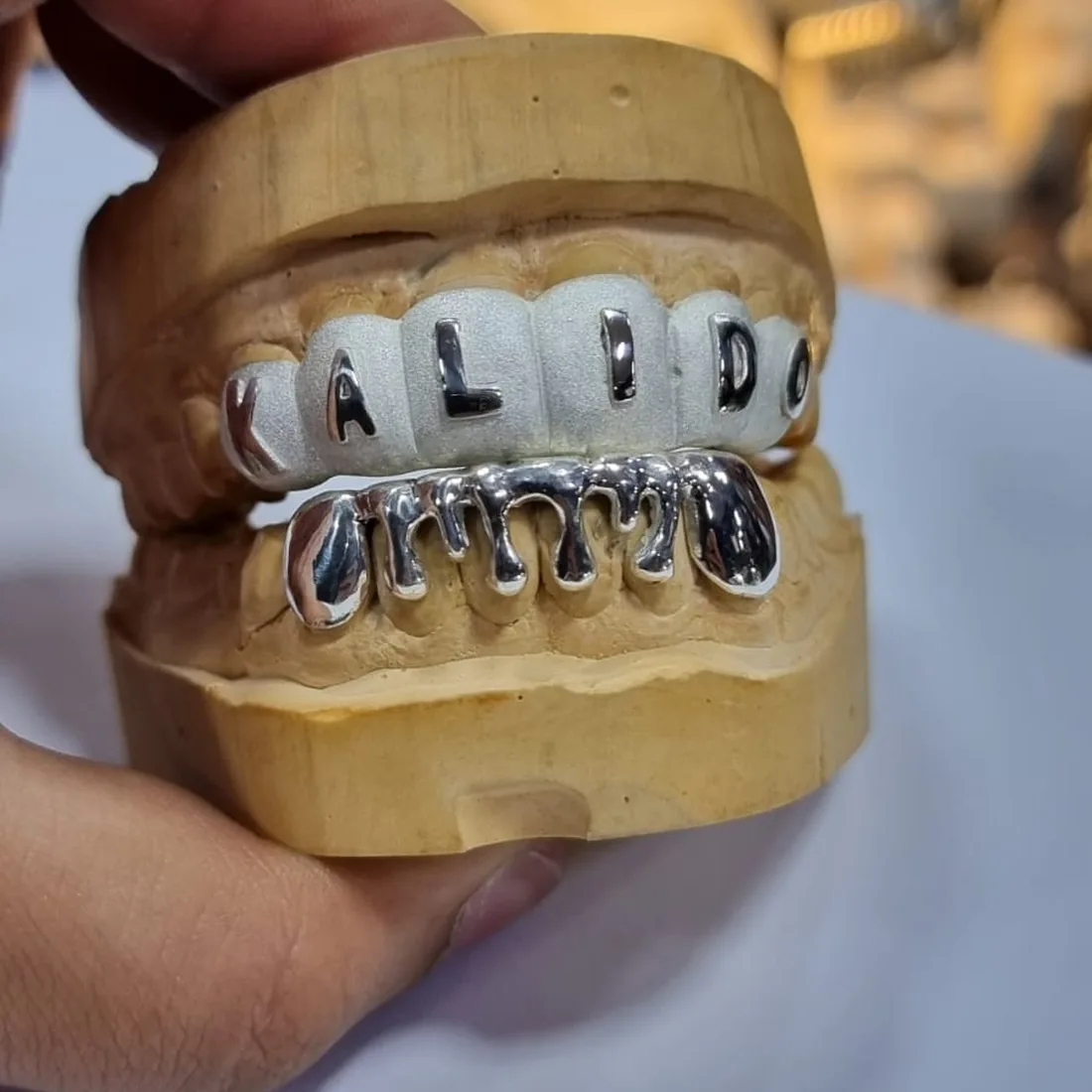 Grillz en plata personalizados con nombre en relieve, sobre molde dental